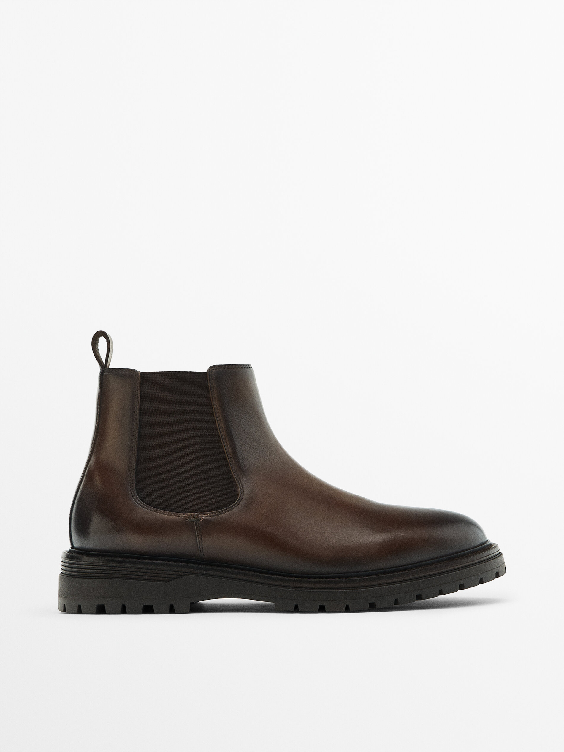   CHELSEA BOOTS 