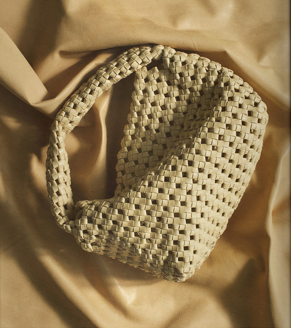Woven handbag in an ecru tone on golden fabric