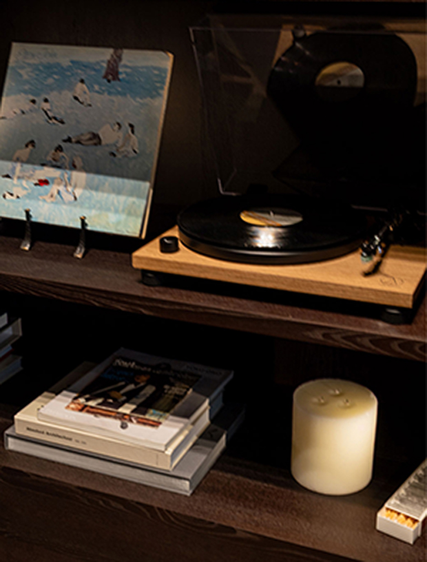 Display unit detail, Massimo Dutti Mallorca, with record player and books