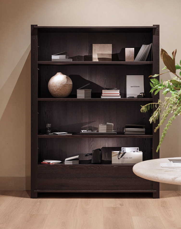Apartamento editorial shelf at Massimo Dutti Mallorca with books, decorative objects and round table