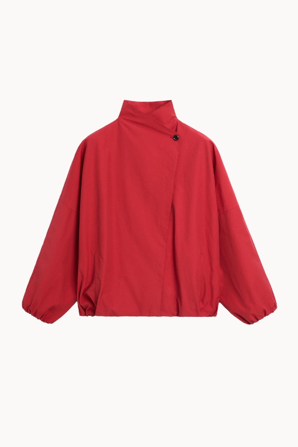 Chaqueta técnica con botón lateral y algodón