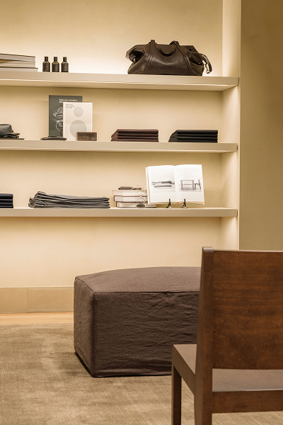 Estante con bolso — Massimo Dutti Lisboa