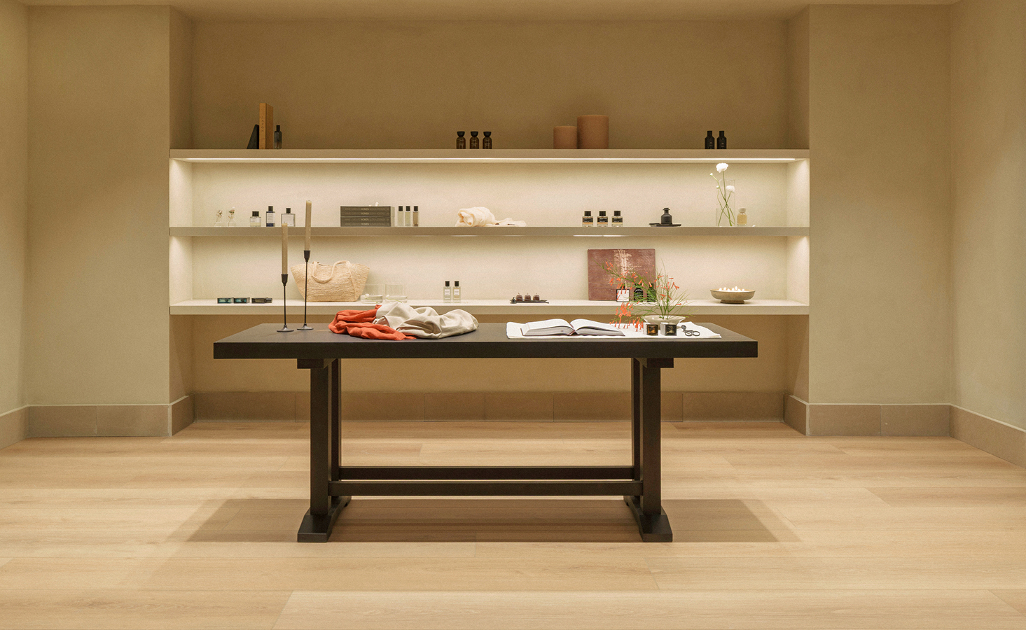 Mesa de objetos e interior — Massimo Dutti Lisboa