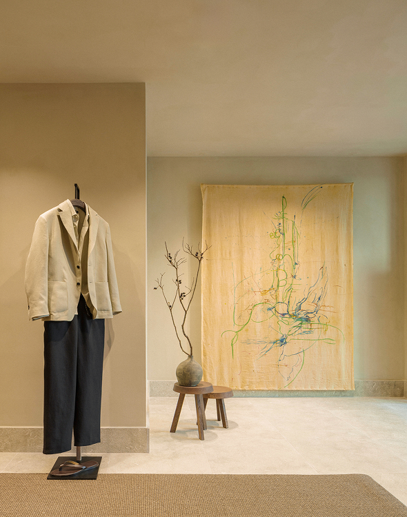 Look de hombre junto a la obra textil — Massimo Dutti Lisboa