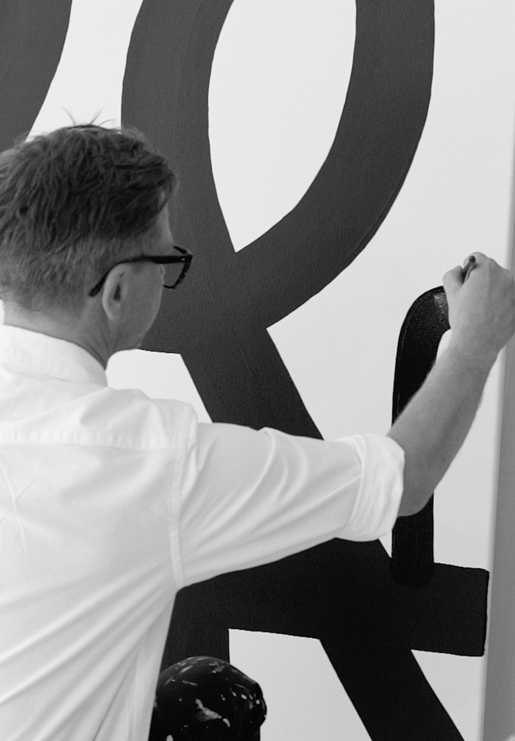 Rune Elmegaard pintando en su estudio