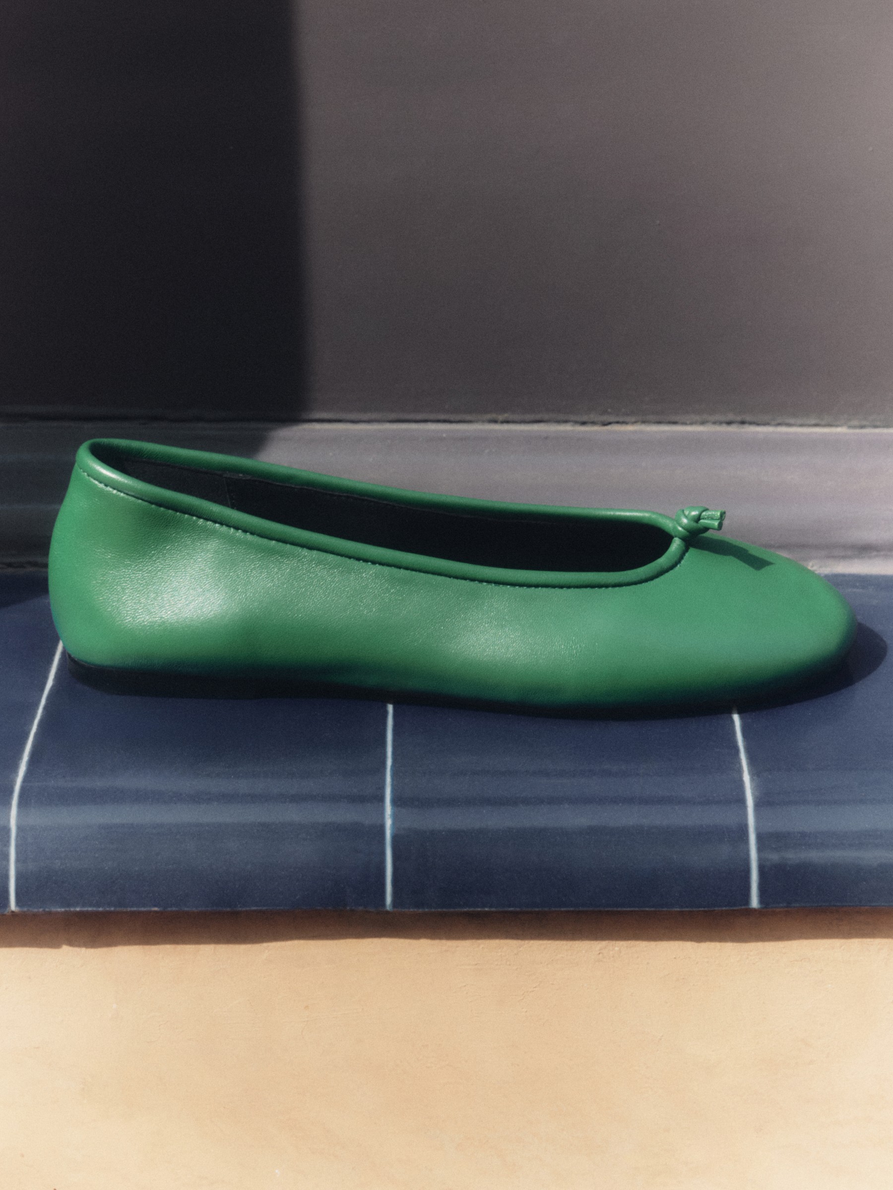 Green leather ballet flat with knot detail — Massimo Dutti
