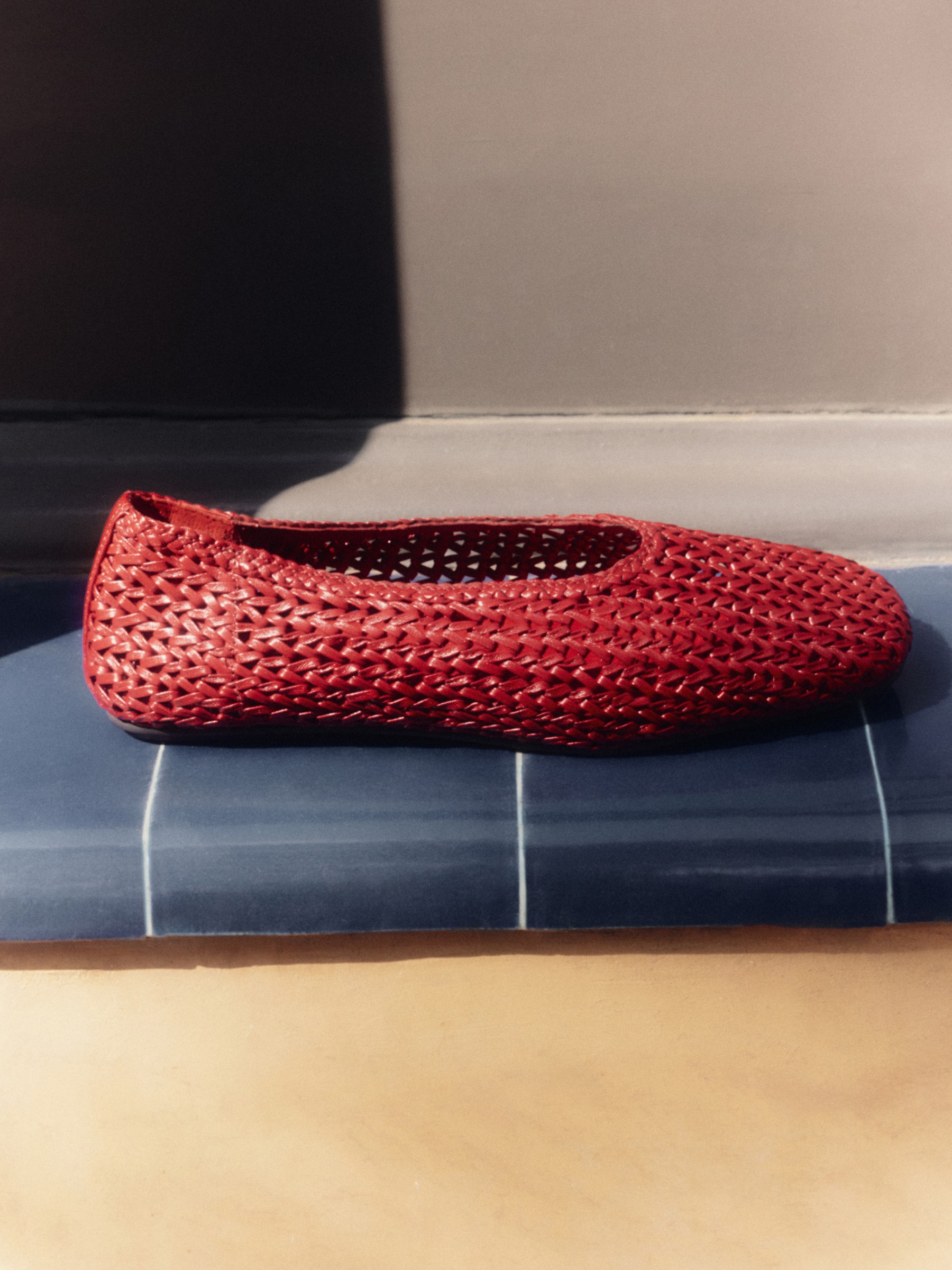 Braided leather ballet flat in red, side view — Massimo Dutti