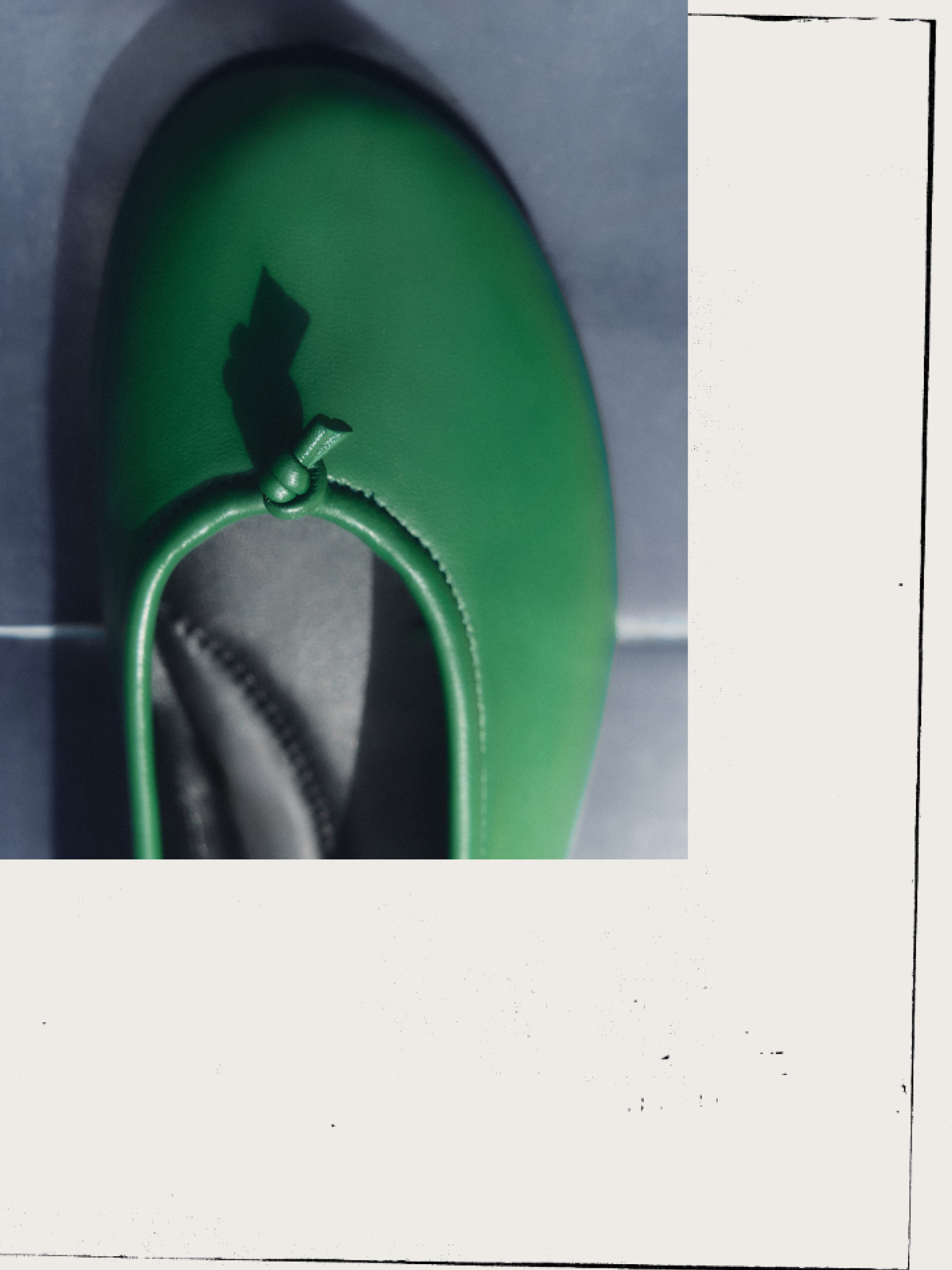 Close-up of the knot on the green leather ballet flat — Massimo Dutti