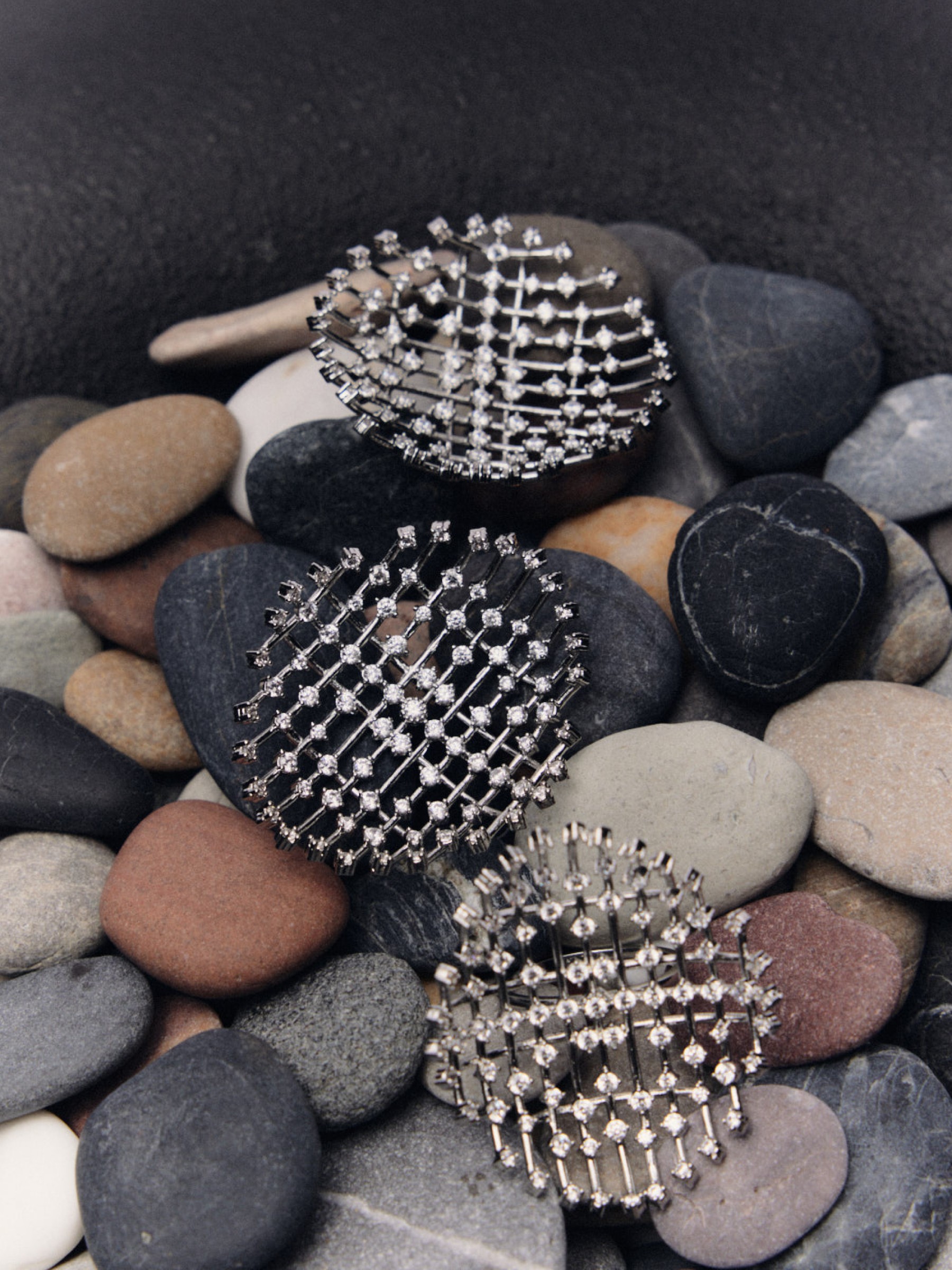 Gem earrings on pebbles — Massimo Dutti