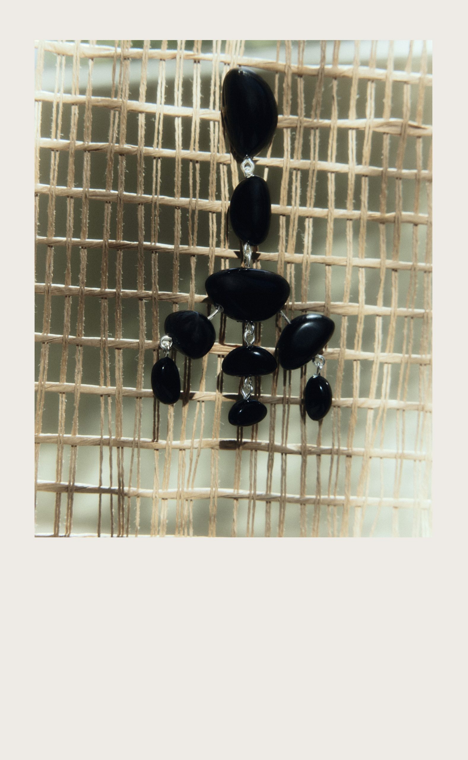 Black gem earring on raffia — Massimo Dutti