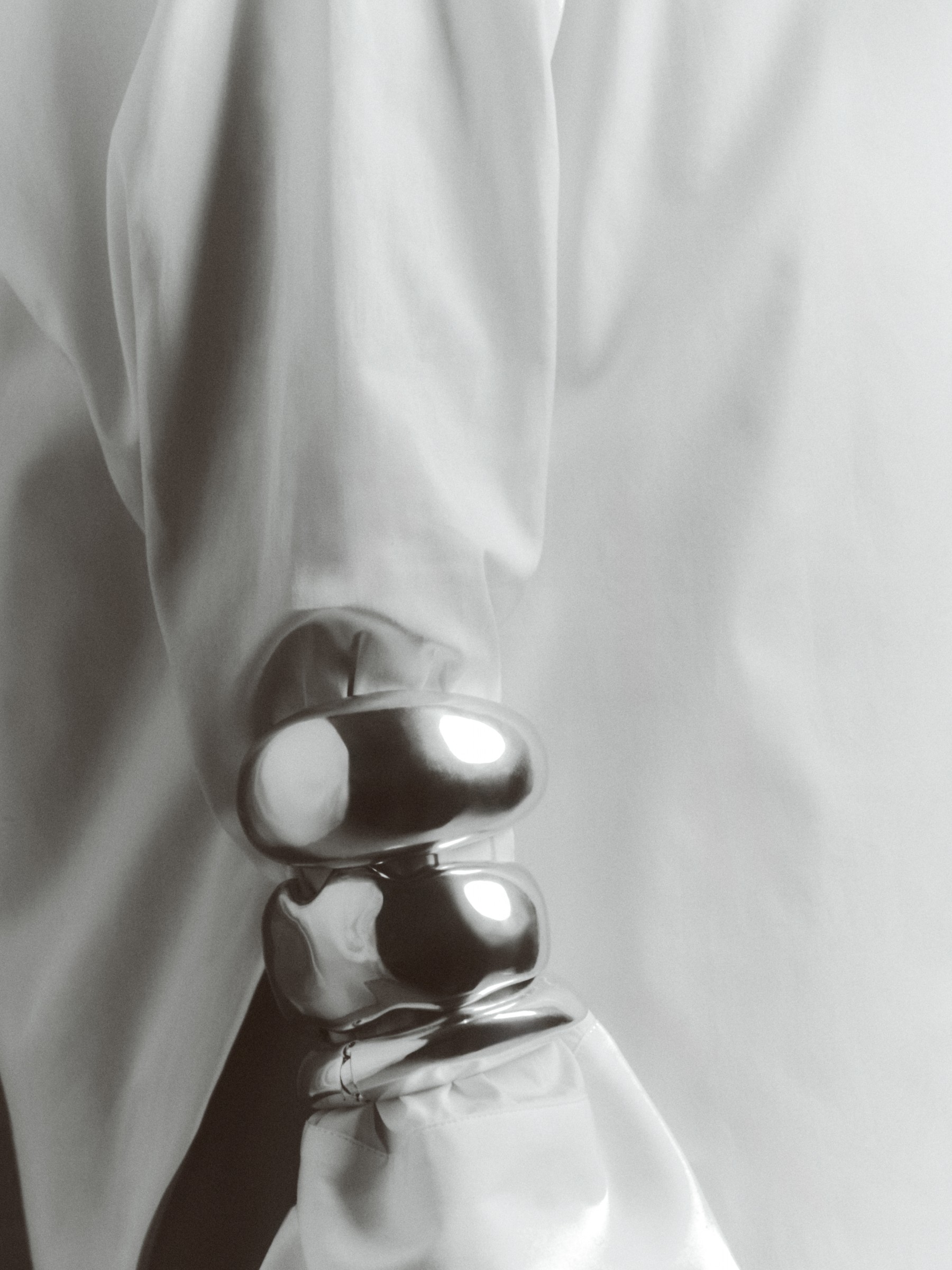 Rounded volume bracelet on a white shirt — Massimo Dutti