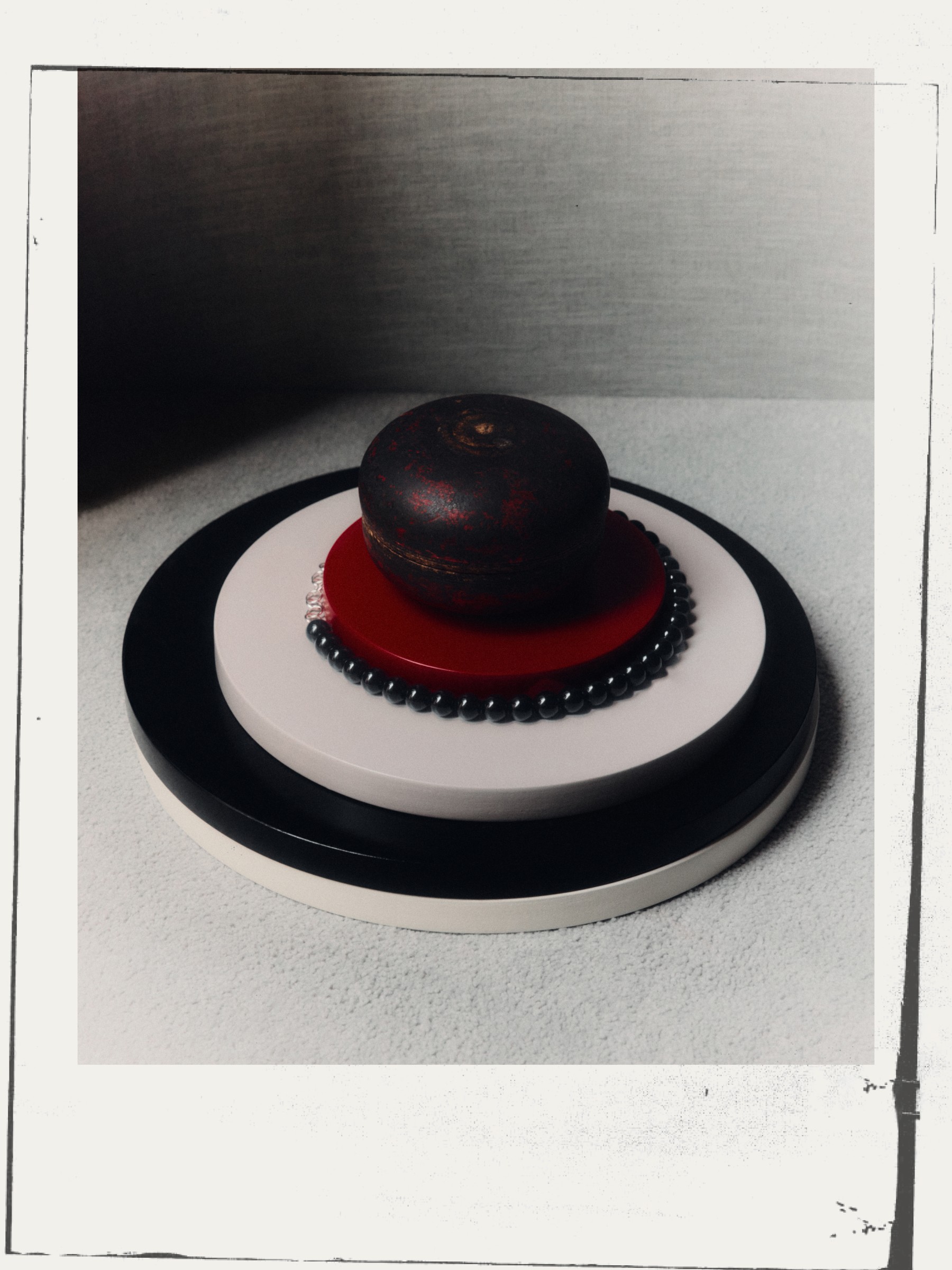 Still life with pearl necklace — Massimo Dutti