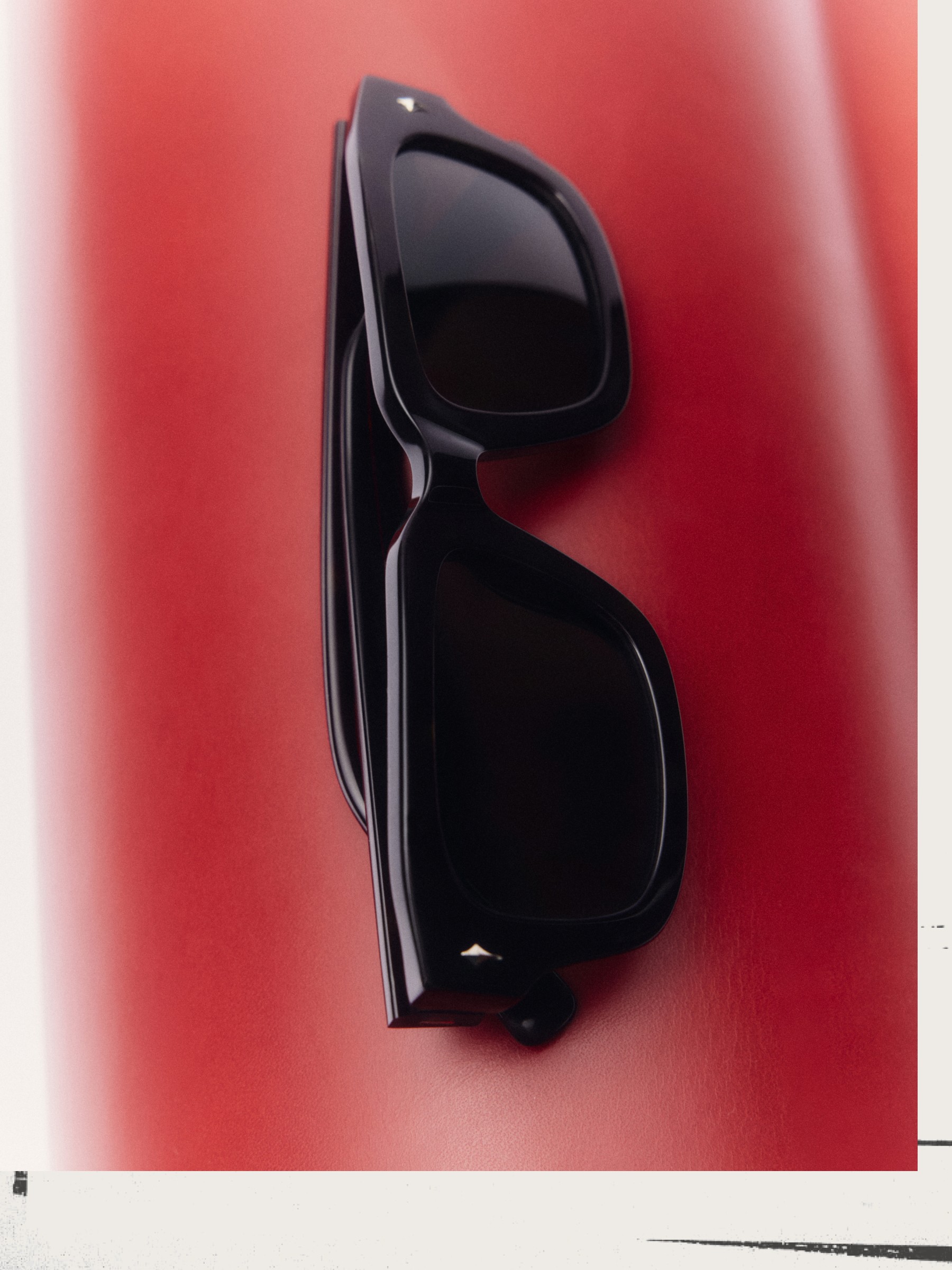 Gafas de sol rectangulares sobre fondo rojo — Massimo Dutti