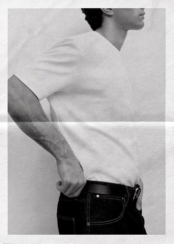 White cotton T-shirt and dark jeans with a leather belt, in black and white — Massimo Dutti