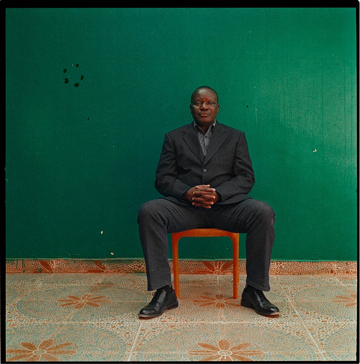 Portrait of Clémentine Samba Mushidi against a green wall, photograph by Sammy Baloji — Massimo Dutti