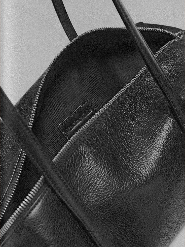 Close-up of the zip and nappa leather of the West Satchel bag — Massimo Dutti