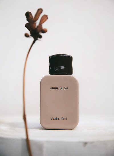 Skinfusion eau de parfum bottle on a marble plinth with a dried stem — Massimo Dutti