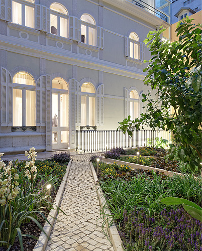 The garden at Avenida da Liberdade 193 lit at night — Massimo Dutti Lisbon