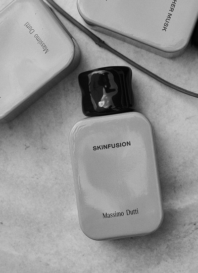 Skinfusion bottle seen from above on marble — Massimo Dutti