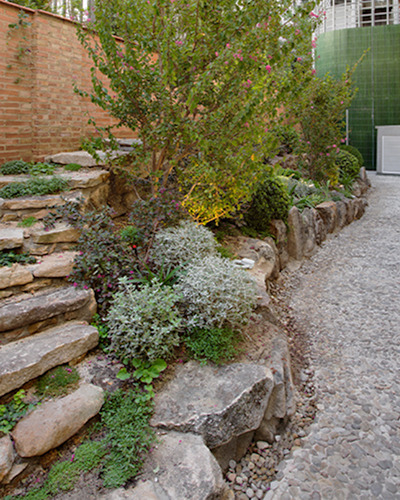 Gravel path between rockery and planting in the inner courtyard — Massimo Dutti Madrid