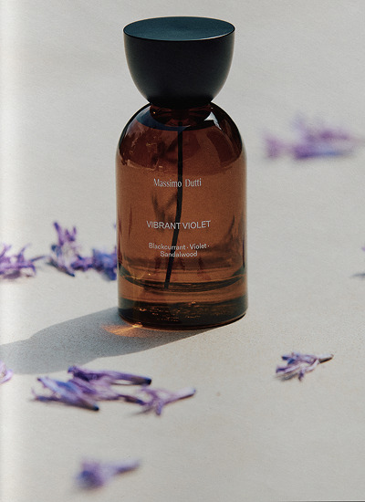 Vibrant Violet eau de parfum bottle surrounded by violet petals — Massimo Dutti