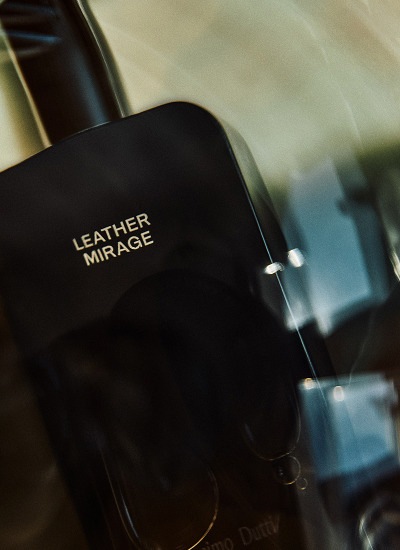Detail of the Leather Mirage bottle with reflections — Massimo Dutti