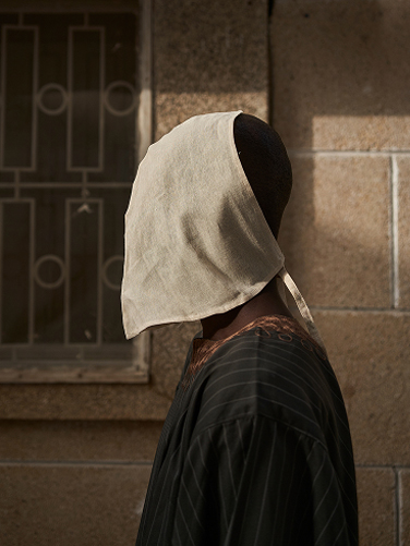 Figure seen from behind with a white headpiece, Sutura series by Souleymane Bachir Diaw — Massimo Dutti