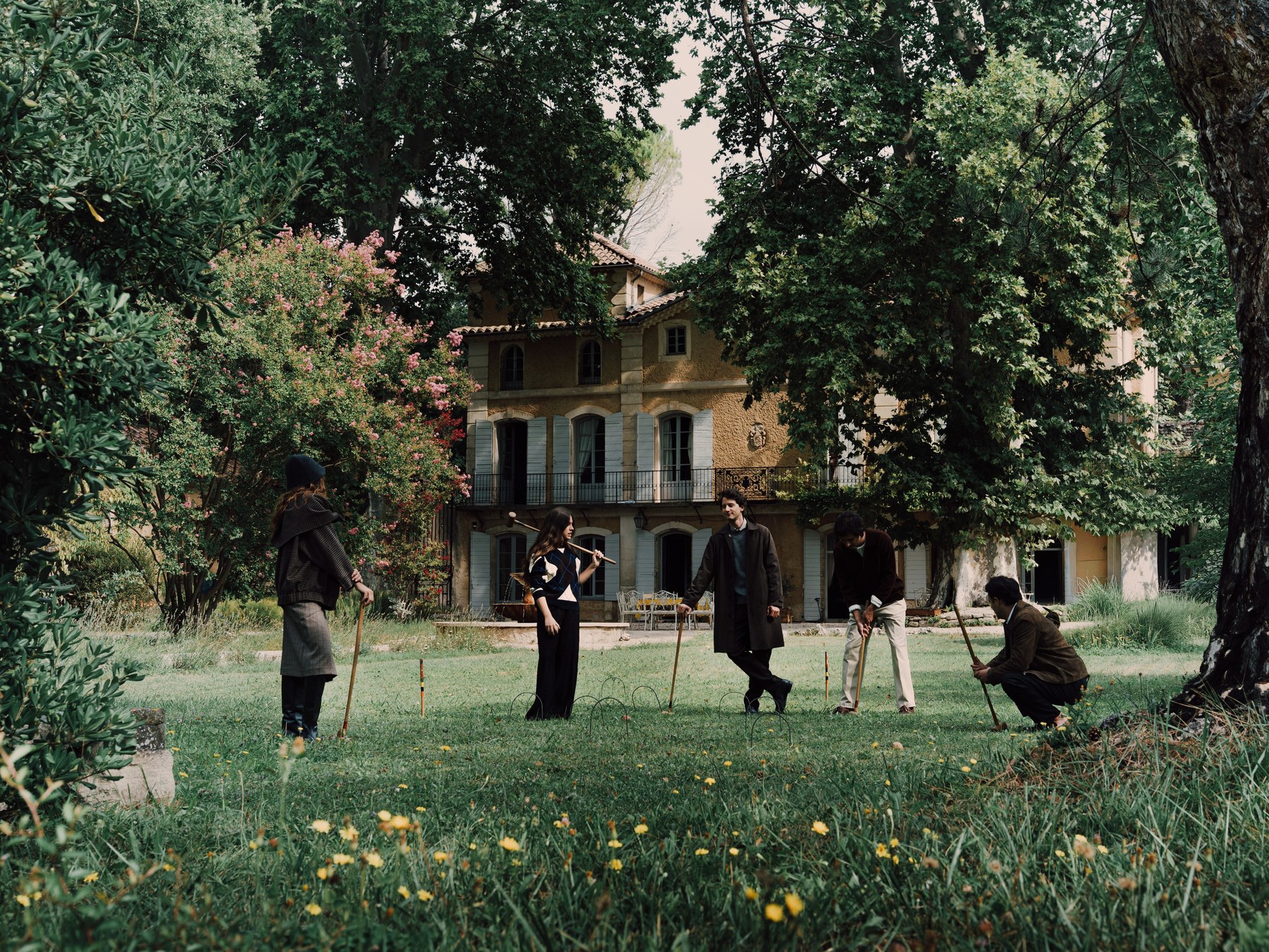 Group playing croquet in the garden of a Provençal house — Massimo Dutti Fall Treasures