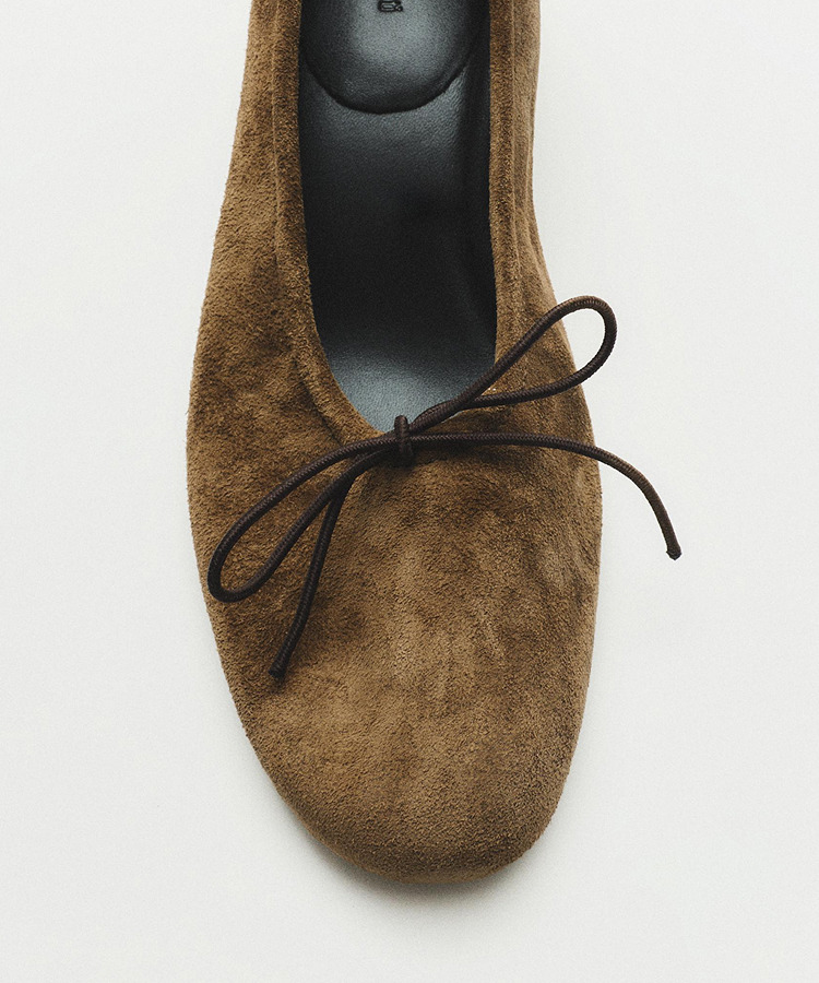 Low-heel suede ballet flats with adjustable bow — Massimo Dutti