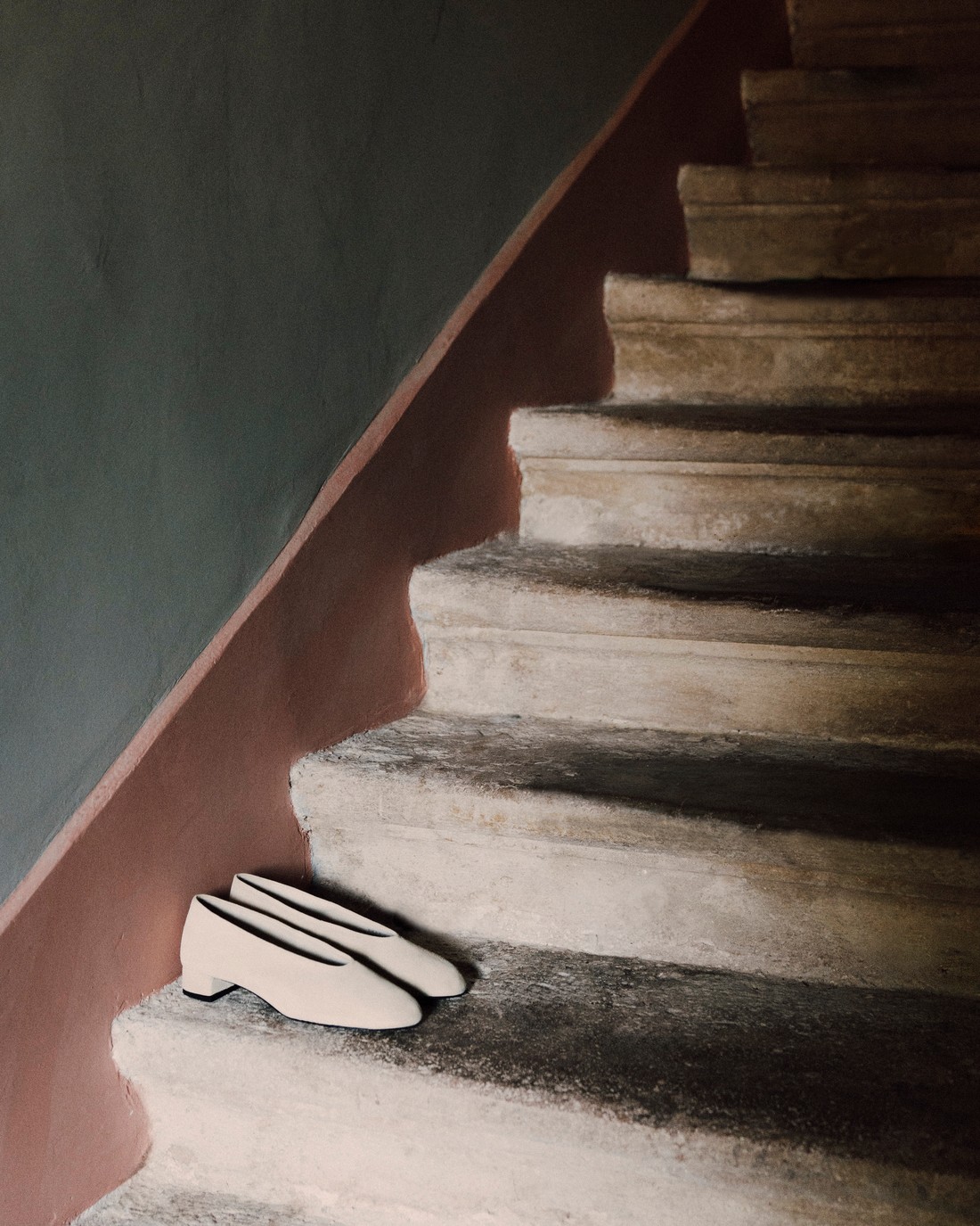 Suede heeled shoes at the foot of a stone staircase — Massimo Dutti Fall Treasures