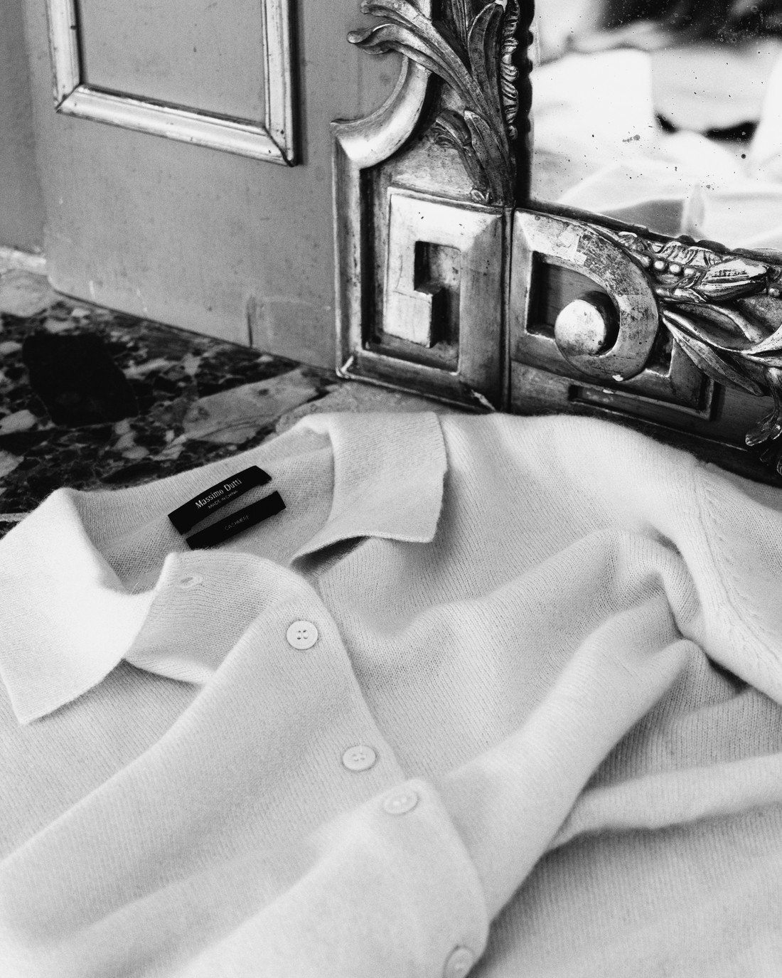 White knit sweater next to a gilded mirror, in black and white — Massimo Dutti Fall Treasures
