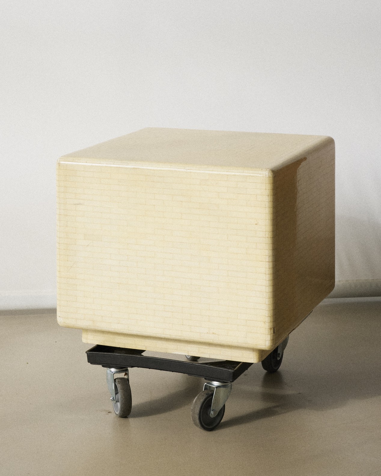 Set design by Giovanna Martial: wicker cube on a wheeled platform — Massimo Dutti