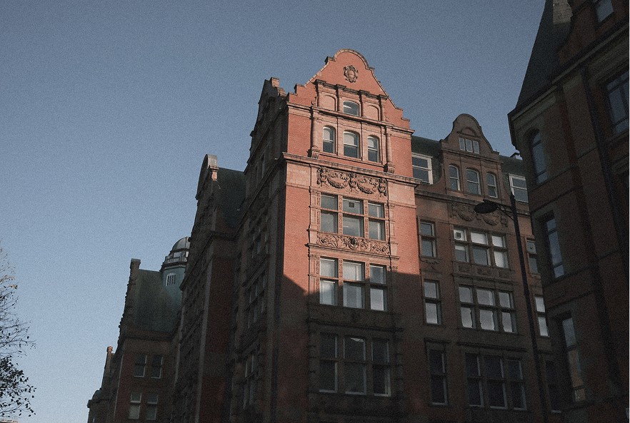 Red-brick Victorian façade in Bloomsbury — Massimo Dutti London Fashion Week