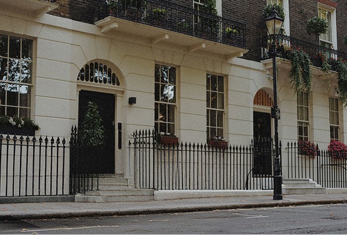 Stucco townhouses with black railings in Chelsea — Massimo Dutti London Fashion Week