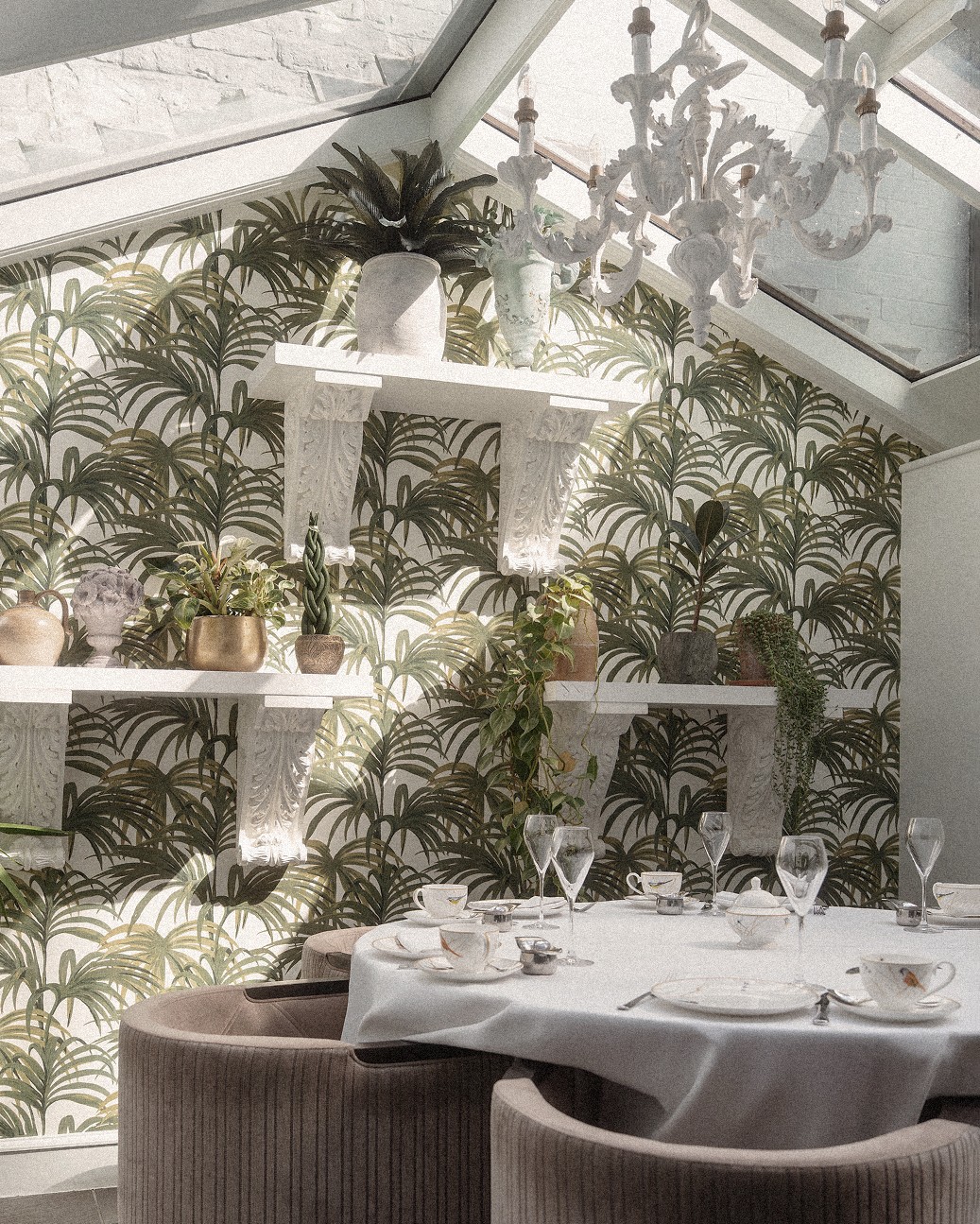 Palm-wallpapered dining room of the 11 Cadogan Gardens hotel — Massimo Dutti London Fashion Week