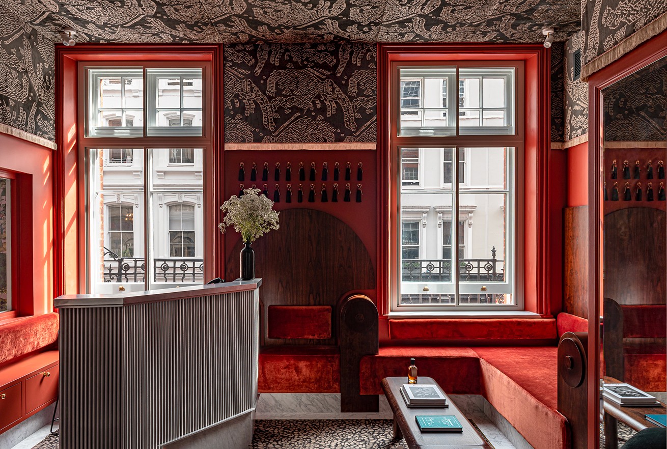 Red lounge of the Henrietta Experimental hotel in Covent Garden — Massimo Dutti London Fashion Week