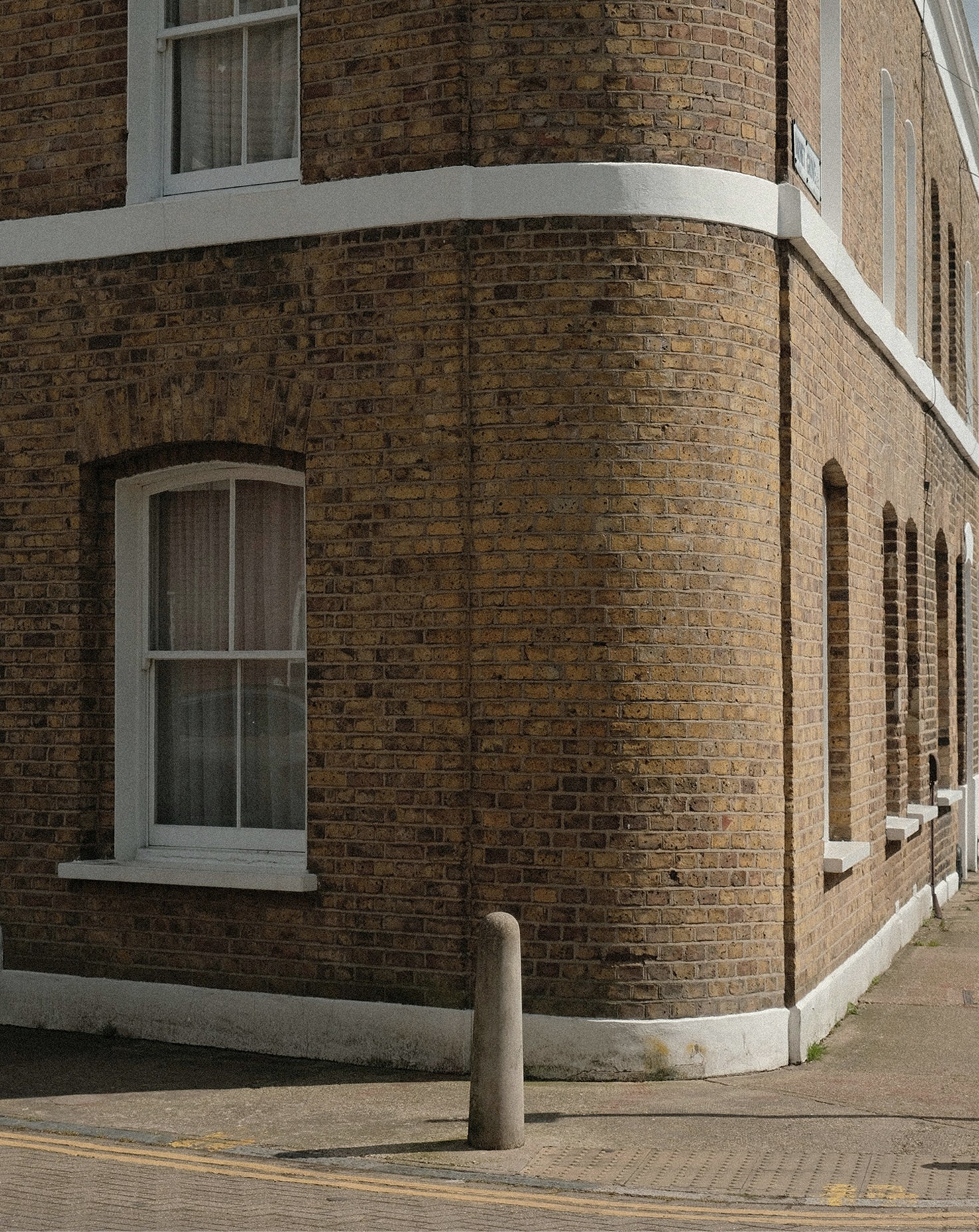 Brick corner with white windows in Shoreditch — Massimo Dutti London Fashion Week