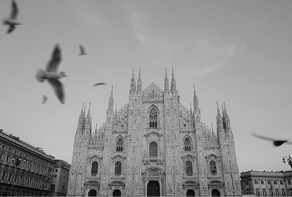 Façade of Milan Cathedral with seagulls, in black and white — Massimo Dutti Milan Fashion Week