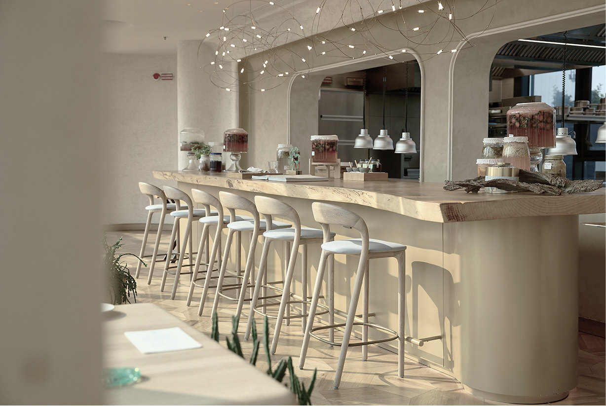 Bar counter at Horto Restaurant in Milan — Massimo Dutti Milan Fashion Week