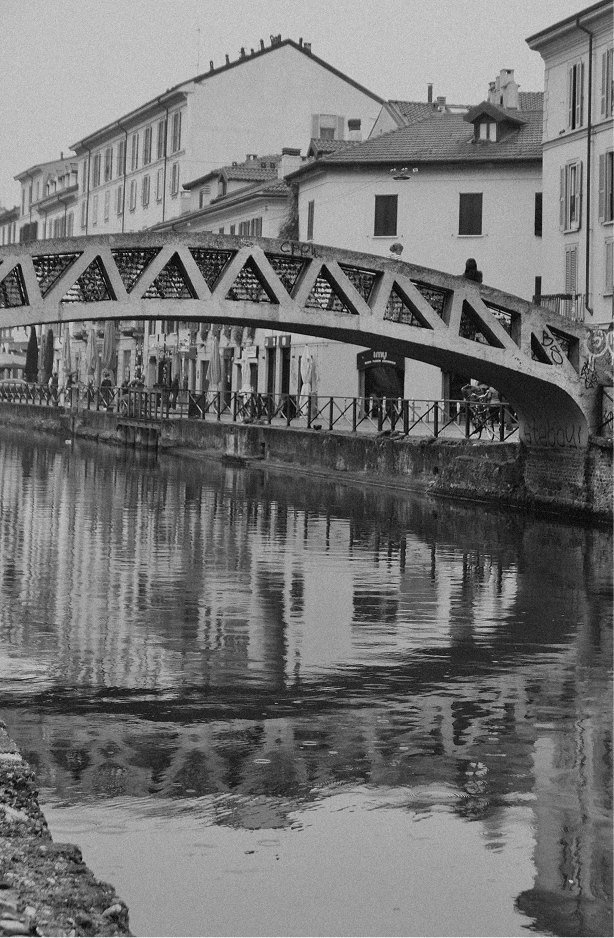 Iron bridge over the Naviglio, in black and white — Massimo Dutti Milan Fashion Week