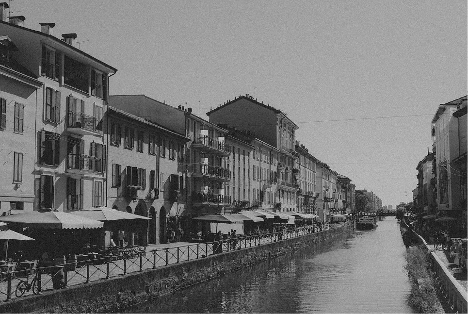 Canal lined with façades and terraces in Milan, in black and white — Massimo Dutti Milan Fashion Week