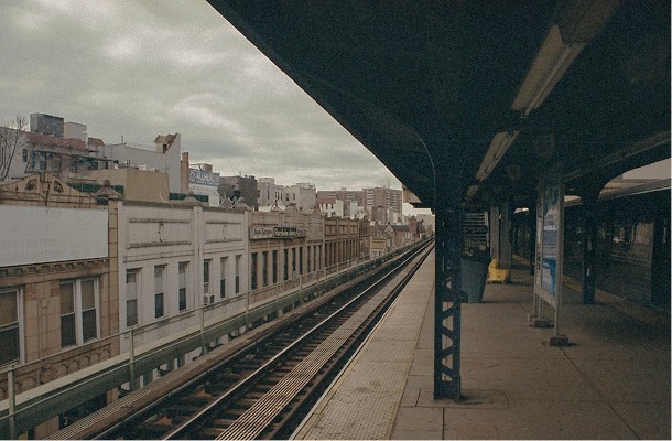 Platform of an elevated New York subway station — Massimo Dutti NY Fashion Week