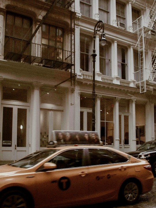 Yellow cab in front of the cast-iron façades of Greene Street, SoHo — Massimo Dutti NY Fashion Week
