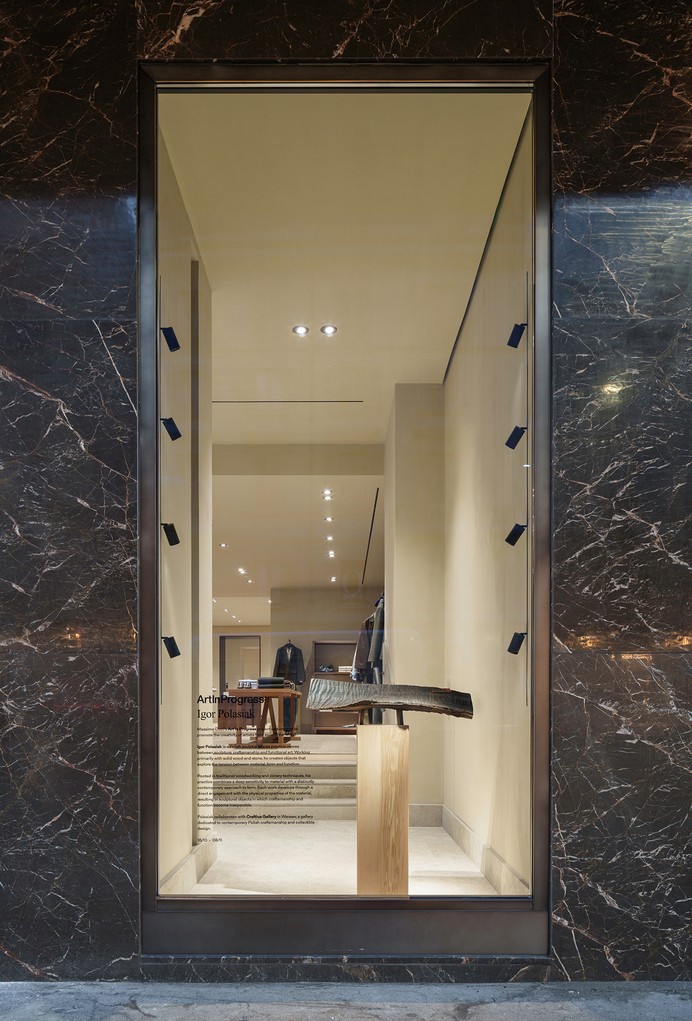 Corso Venezia 3 window with an Igor Polasiak artwork — Massimo Dutti Milan