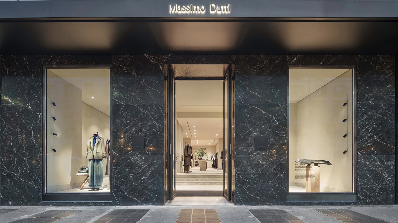 Façade of the Corso Venezia 3 store — Massimo Dutti Milan