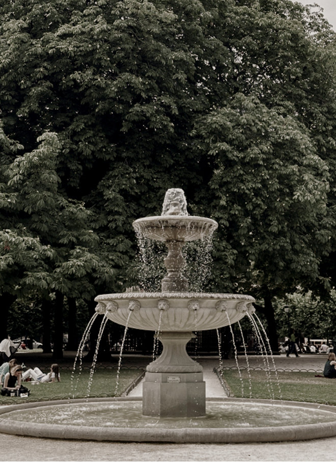 Fountain among the trees of Place des Vosges — Massimo Dutti Paris Fashion Week