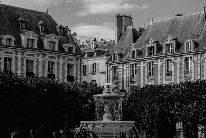 Brick façades and fountain at Place des Vosges, in black and white — Massimo Dutti Paris Fashion Week