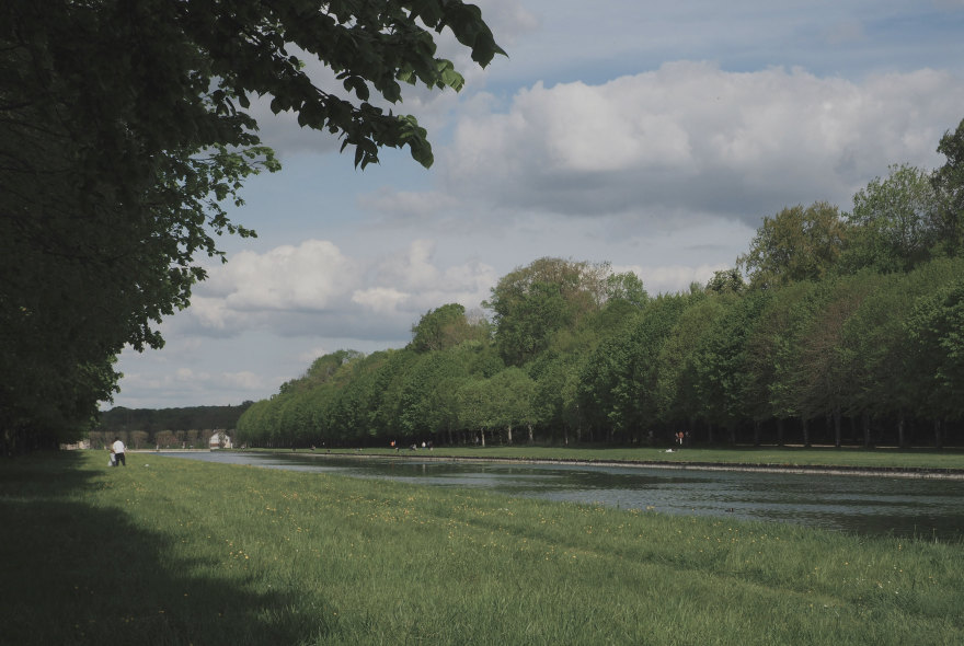 Green banks of the Canal de l’Ourcq — Massimo Dutti Paris Fashion Week