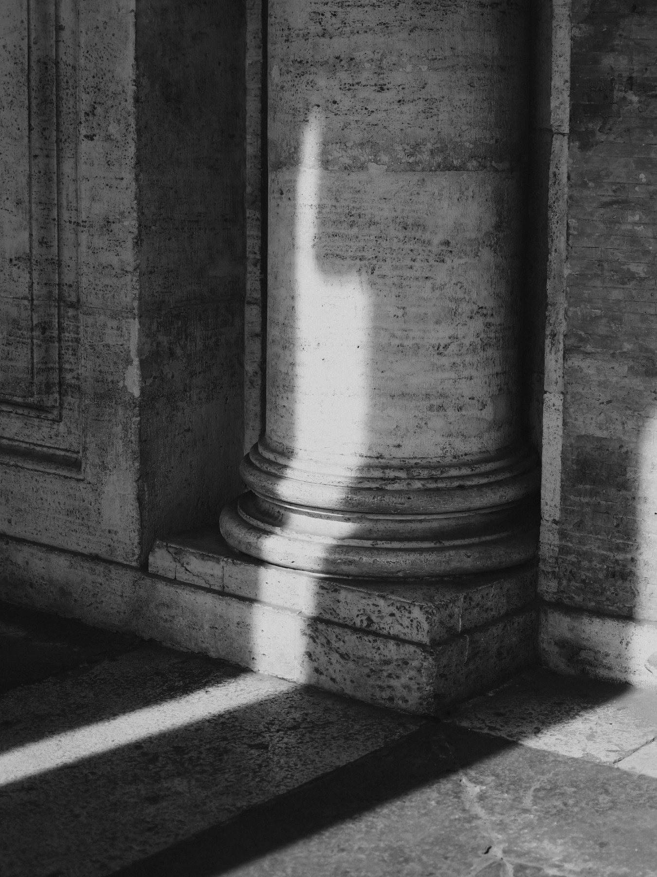 Escultura clásica en el patio de un palacio romano — guía de Roma de Alexander Werz para Massimo Dutti