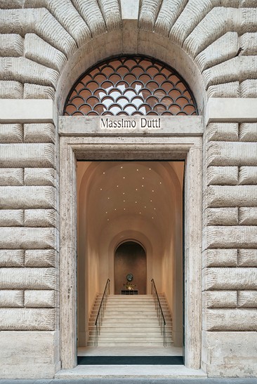 Stone portal of Palazzo Ruspoli with the Massimo Dutti sign and entrance steps — Massimo Dutti Rome